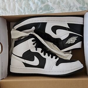 Nike Air Jordan 1 Mid SE Women's size 9 Men's size 7.5 Black/White original box